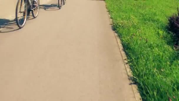 POV disparo de ciclismo a lo largo de la ciudad bicicleta carretera — Vídeos de Stock