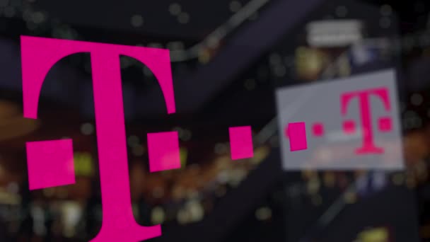 T-Mobile το λογότυπο πάνω στο γυαλί κατά θολή επιχειρηματικό κέντρο. Συντακτική 3d rendering — Αρχείο Βίντεο
