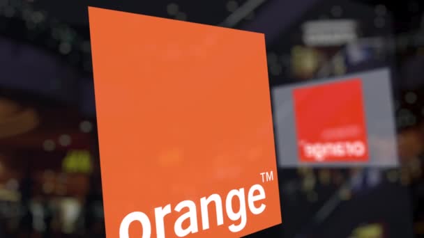 Logo da Orange S.A. no vidro contra o centro de negócios desfocado. Renderização 3D editorial — Vídeo de Stock