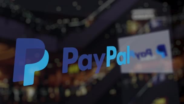 PayPal-logotypen på glaset mot suddig businesscenter. Redaktionella 3d-rendering — Stockvideo