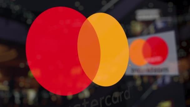 Логотип MasterCard на склі проти розмиті бізнес-центр. Редакційні 3d-рендерінг — стокове відео