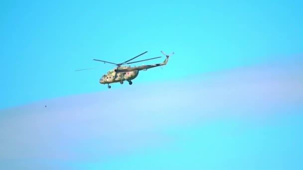 Regio Moskou - 23 juli 2017. Russische militaire transport helikopter Mil Mi-17 Hip vliegen in de lucht. Slow motion telelens schot — Stockvideo