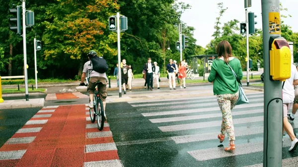 Варшава - 11 липня 2017 року. Пішоходів і велосипедистів хрест місто вулиці на пішохідний перехід — стокове фото