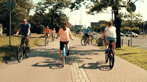 Варшава - 11 липня 2017 року. Людей, їзда на велосипеді вздовж тротуару вулиці міста — стокове фото