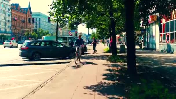 WARSAW, POLOGNE - 11 JUILLET 2017. POV plan de vélo le long de la route cyclable urbaine dans le centre-ville — Video