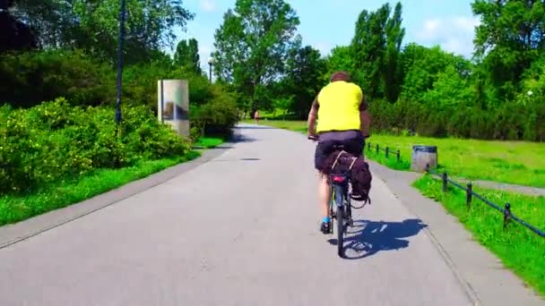 Warszawa, Polen - 11 juli 2017. Människor cyklande längs vägen city park — Stockvideo