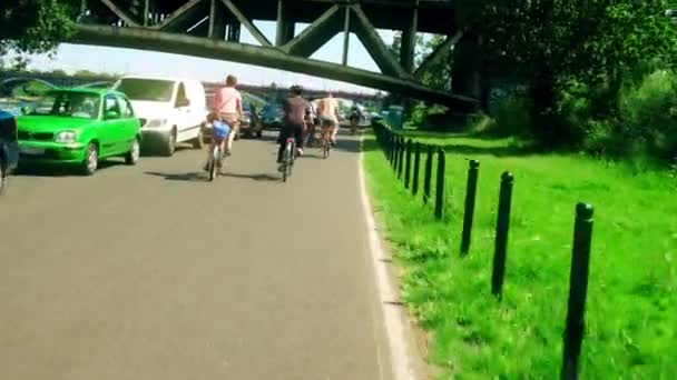 波兰华沙-2017 年 7 月 9 日。一个暑假骑自行车沿着维斯杜拉河河堤人 — 图库视频影像