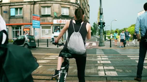 Warszawa - 11 lipca 2017 r. Młoda kobieta lekkoatletycznego na rowerze wzdłuż miasta ulica pieszych — Wideo stockowe