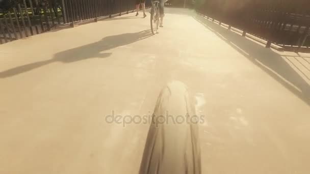 Поворот заднего велосипедного колеса — стоковое видео