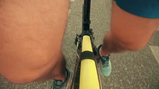 Fietsen langs stad fietspad man — Stockvideo