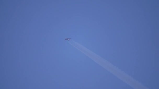 Grand avion commercial quatre moteurs laissant traîner dans le ciel bleu. Téléobjectif tourné — Video