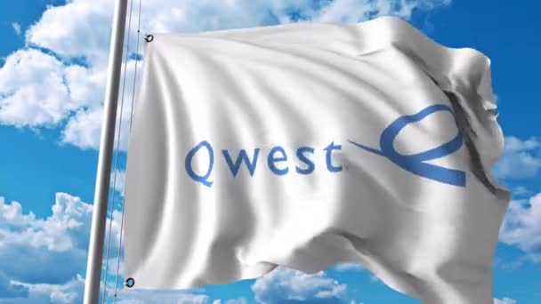 Wapperende vlag met Qwest logo. 4 k redactionele animatie — Stockvideo