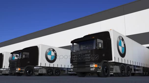 Bmw ロゴをロードまたはアンロードの倉庫でドック、シームレスなループと貨物半トラック。社説 4 k アニメーション — ストック動画