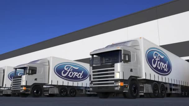 Camiones semirremolques de carga con el logotipo de Ford Motor Company cargando o descargando en el muelle del almacén, bucle sin fisuras. Animación Editorial 4K — Vídeos de Stock