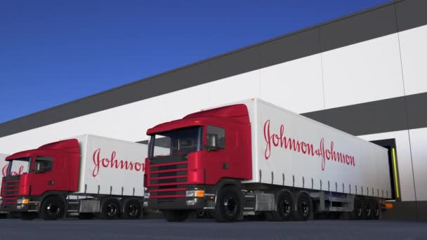 Semi-camions de fret avec Johnson et Johnson logo chargement ou déchargement au quai de l'entrepôt, boucle transparente. Éditorial animation 4K — Video