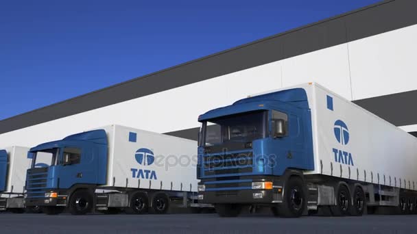 Semirimorchi merci con caricamento o scaricamento del logo Tata Group presso la banchina del magazzino, anello senza soluzione di continuità. Editoriale animazione 4K — Video Stock