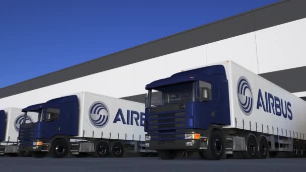 Semirremolques de carga con logotipo de Airbus cargando o descargando en el muelle del almacén, bucle sin fisuras. Animación Editorial 4K — Vídeos de Stock