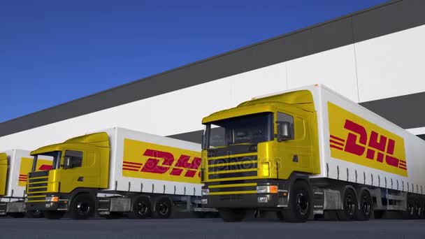 Semirremolques de carga con el logotipo de DHL Express cargando o descargando en el muelle del almacén, bucle sin fisuras. Animación Editorial 4K — Vídeos de Stock