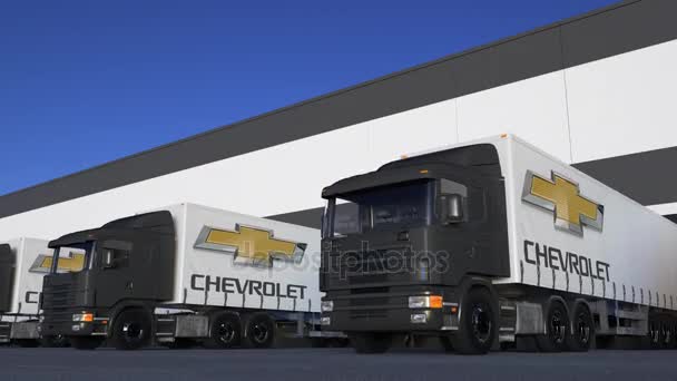Semi-camions de fret avec logo Chevrolet chargement ou déchargement au quai de l'entrepôt, boucle transparente. Éditorial animation 4K — Video