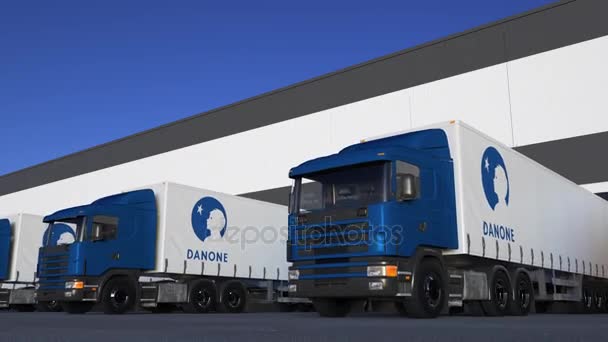 Vracht semi vrachtwagens met Danone logo laden of lossen magazijn dok, naadloze loops. Redactioneel 4k animatie — Stockvideo