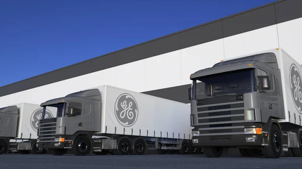 Frakt semi lastbilar med General Electric logotyp lastning eller lossning på lager dock. Redaktionella 3d-rendering — Stockfoto