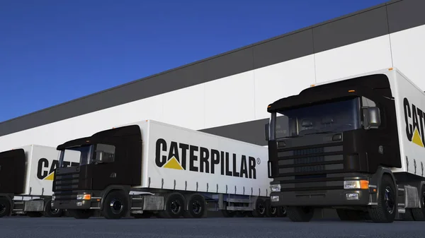 Semirremolques de carga con logotipo de Caterpillar Inc. cargando o descargando en el muelle del almacén. Representación Editorial 3D — Foto de Stock