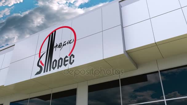 Sinopec-Logo auf der Fassade des modernen Gebäudes. redaktionelles 3D-Rendering — Stockvideo