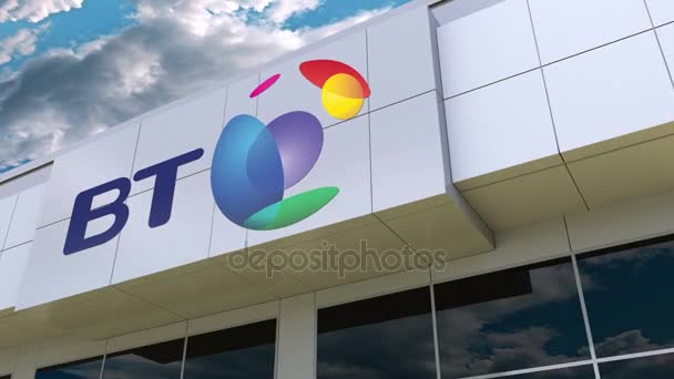 BT Group-logo op de gevel van het modern gebouw. Redactioneel 3D-rendering — Stockvideo