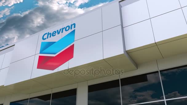 Το λογότυπο Chevron Corporation στην πρόσοψη πολυκατοικίας. Συντακτική 3d rendering — Αρχείο Βίντεο