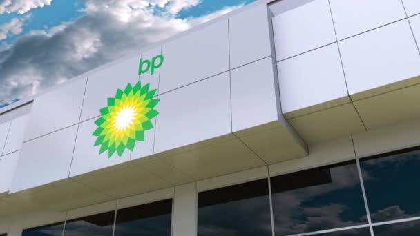 BP λογότυπο στην πρόσοψη πολυκατοικίας. Συντακτική 3d rendering — Αρχείο Βίντεο