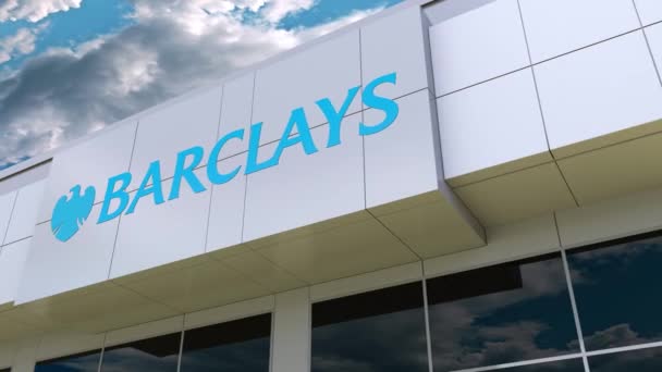 Barclays logó a modern épület homlokzatát. Szerkesztői 3d-leképezés — Stock videók