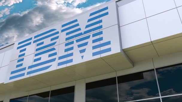 Logo de IBM en la moderna fachada del edificio. Representación Editorial 3D — Vídeo de stock
