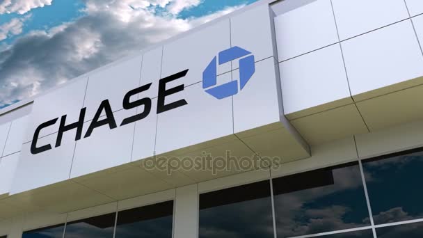 A JPMorgan Chase Bank logó a modern épület homlokzatát. Szerkesztői 3d-leképezés — Stock videók