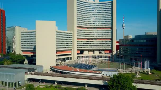 ВЕНА, Австрия - 31 июля 2017 года. Вид с воздуха на городских служащих ООН, идущих на работу утром — стоковое видео