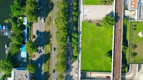 Luchtfoto top-down mening van auto weg, de ligplaats van de boot en de spoorweg op een zonnige zomerdag. Andere vervoermiddelen — Stockfoto