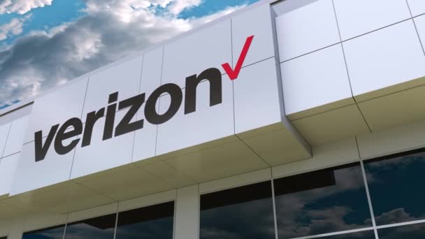 Logo Verizon Communications sulla facciata moderna dell'edificio. Rendering editoriale 3D — Video Stock