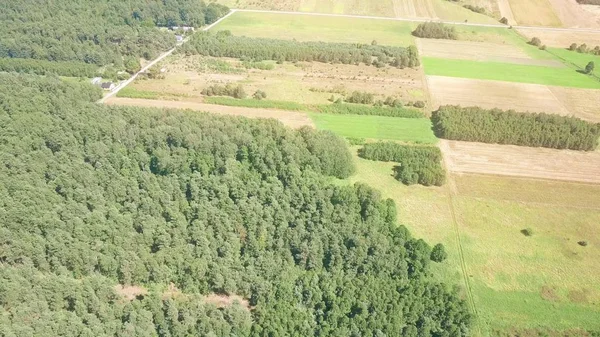 典型的な東ヨーロッパの田園地帯の日当たりの良い夏の日の空撮 — ストック写真