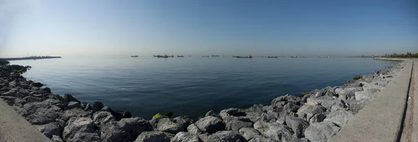 Navios distantes no porto de Istambul, Turquia. Tiro panorâmico costurado — Fotografia de Stock