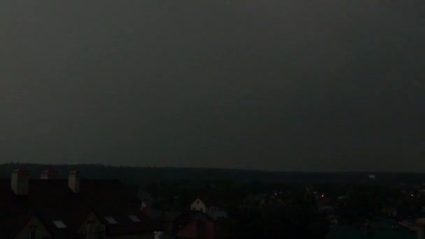 Супер повільний знімок вражаючого декількох ударів блискавки в житловій зоні вночі — стокове відео