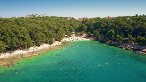 Widok z lotu ptaka mały chorwacki beach Resort w Pula, nad Morzem Adriatyckim. Letni urlop — Wideo stockowe