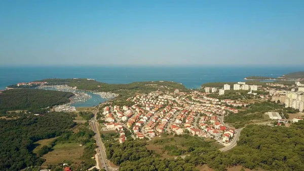 Вид с воздуха на пристани для яхт, побережье Адриатического моря и дома в Пуле, Хорватия — стоковое фото