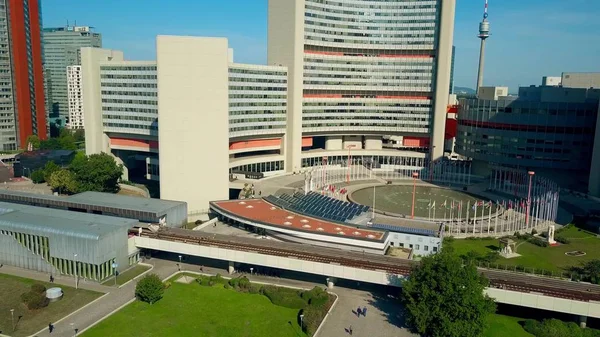 ウィーン, オーストリア - 2017 年 7 月 31 日。国連宇野市建物および地下鉄の駅の空中降下ショット — ストック写真