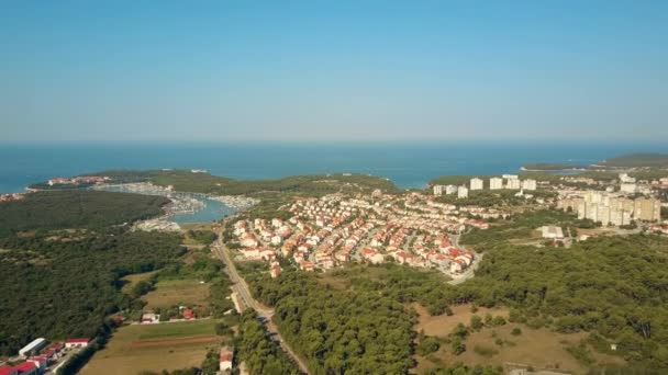 Vista aérea de muelles del puerto deportivo, la costa del mar Adriático y casas en Pula, Croacia — Vídeos de Stock