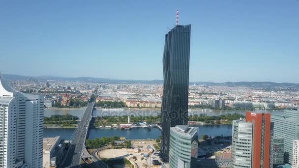 Wien, Österrike - 31 juli 2017. Aerial upprätta skott av staden sett från Donaustadt — Stockvideo