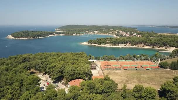 A légi felvétel a teniszpályák, a parton az Adriai-tenger, Pula, Horvátország — Stock videók