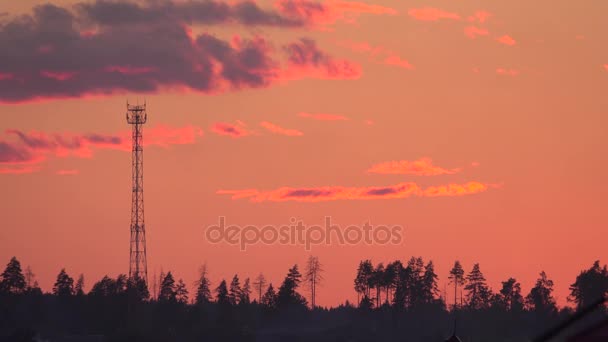 Lapso de tempo de uma silhueta de torre de célula contra o céu da tarde — Vídeo de Stock