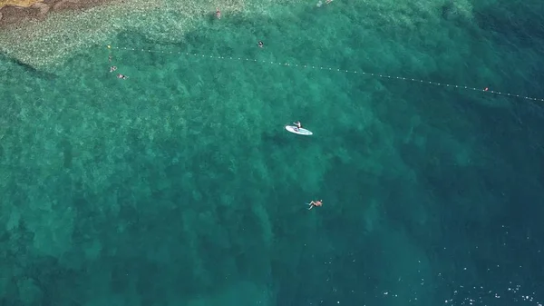 Vue aérienne vers le bas d'une plage rocheuse de la mer Adriatique. Vacances d'été — Photo