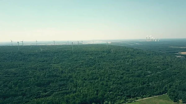 従来の発電所と近代的な風力ファームの遠い喫煙スタックの空中ショットは。クリーン エネルギー生産のコンセプト — ストック写真