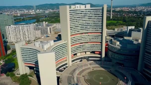Bécs, Ausztria - július 31, 2017. Légi felvétel az ENSZ épületei — Stock videók
