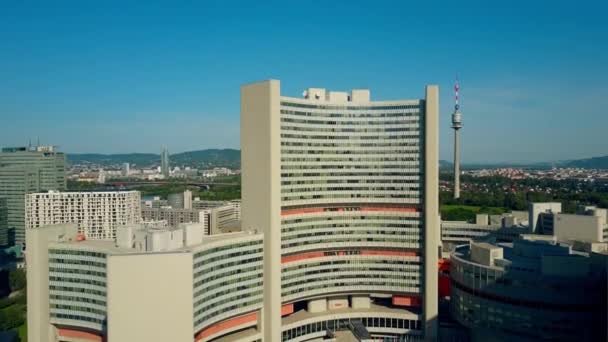 VIENNA, ÁUSTRIA - 31 de julho de 2017. Ascensão aérea estabelecendo tiro de edifícios das Nações Unidas — Vídeo de Stock